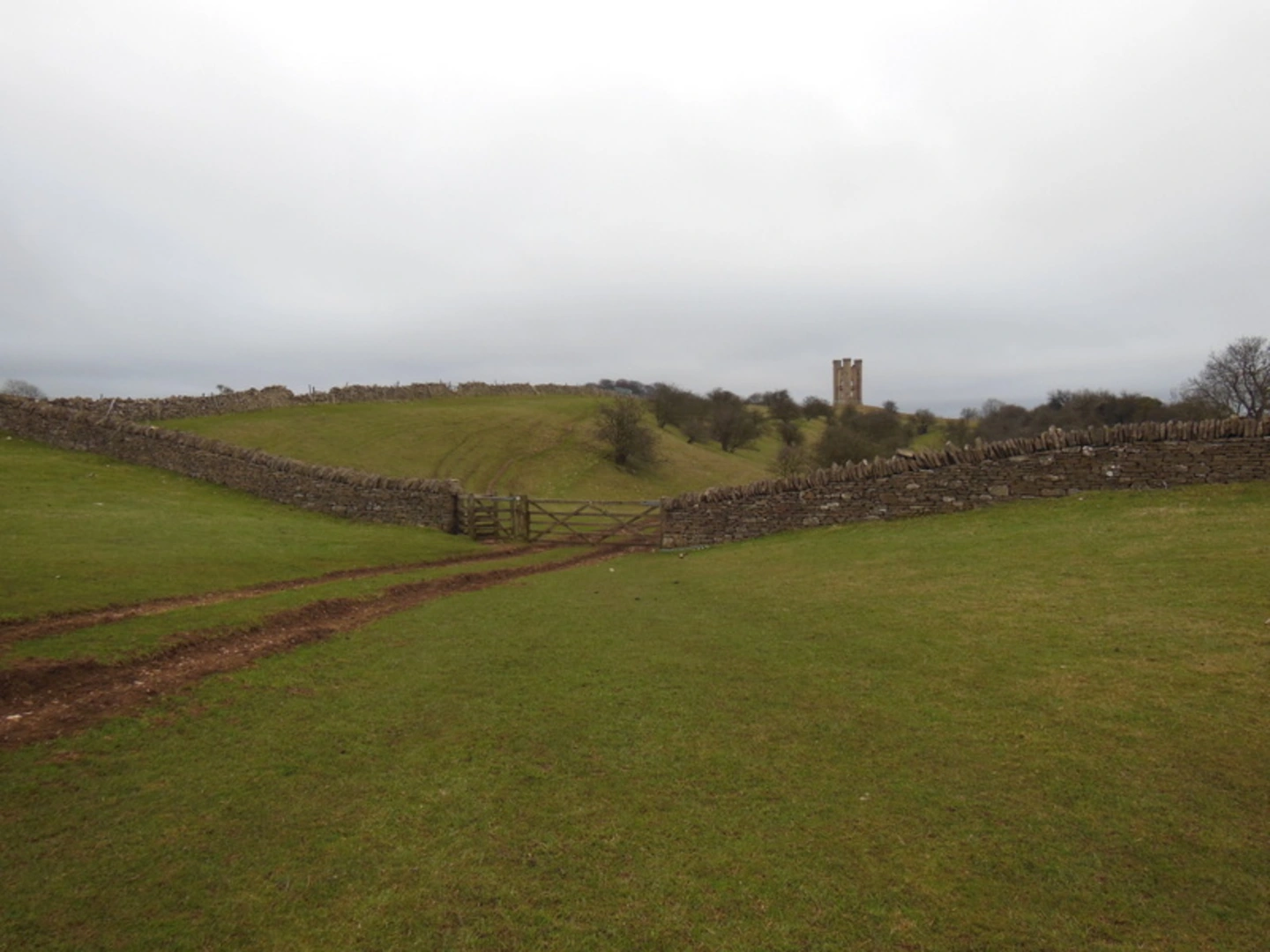 An image depicting the trail Broadway Tower Country Park Loop and its surrounding area.