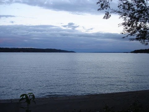 An image depicting the trail Münchner Jakobsweg and its surrounding area.