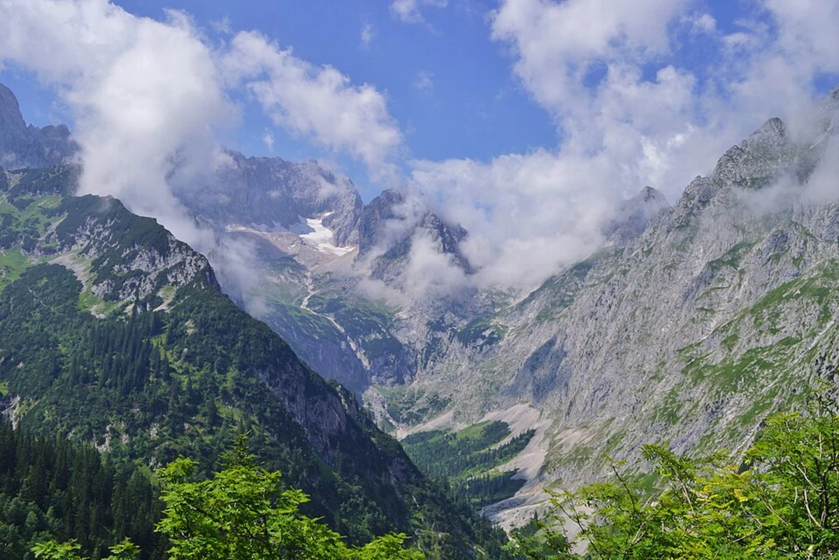 Alpspitzbahn Bergstation to Kreuzeckbahn Bergstation Walk via Knappenhäuser