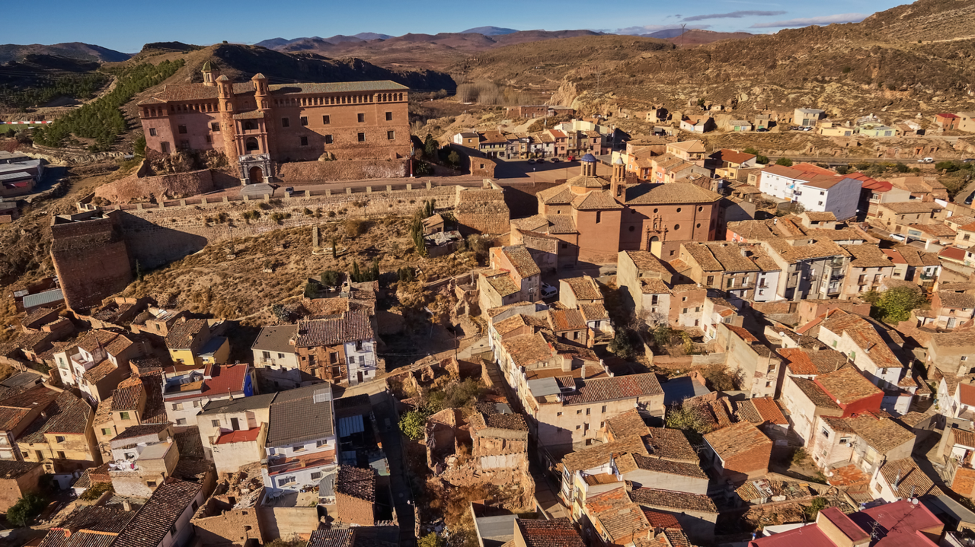 An image depicting the trail Illueca - Peña Cabrera PR Z 73 and its surrounding area.