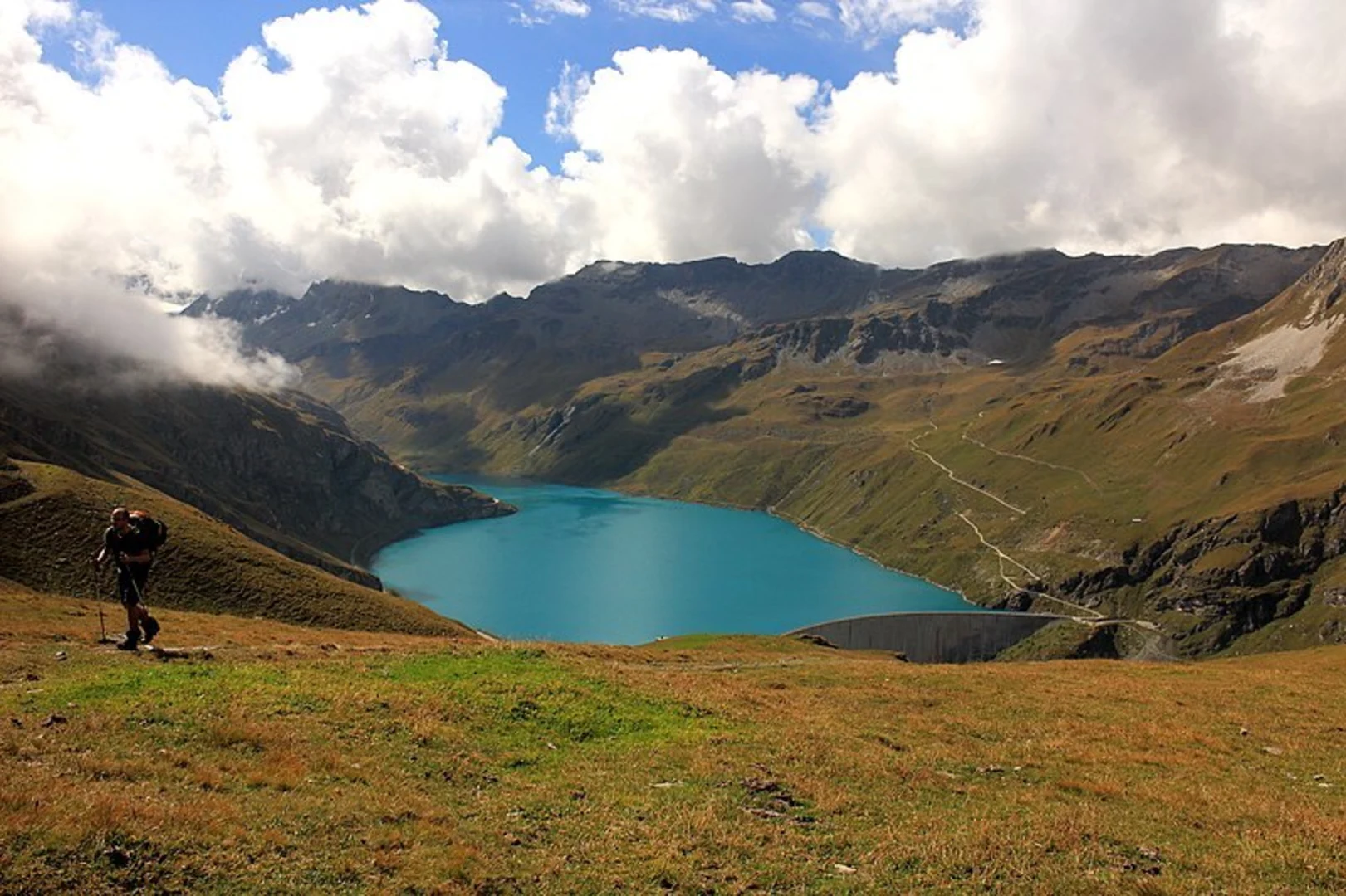 An image depicting the trail Tour du Lac de Moiry and its surrounding area.