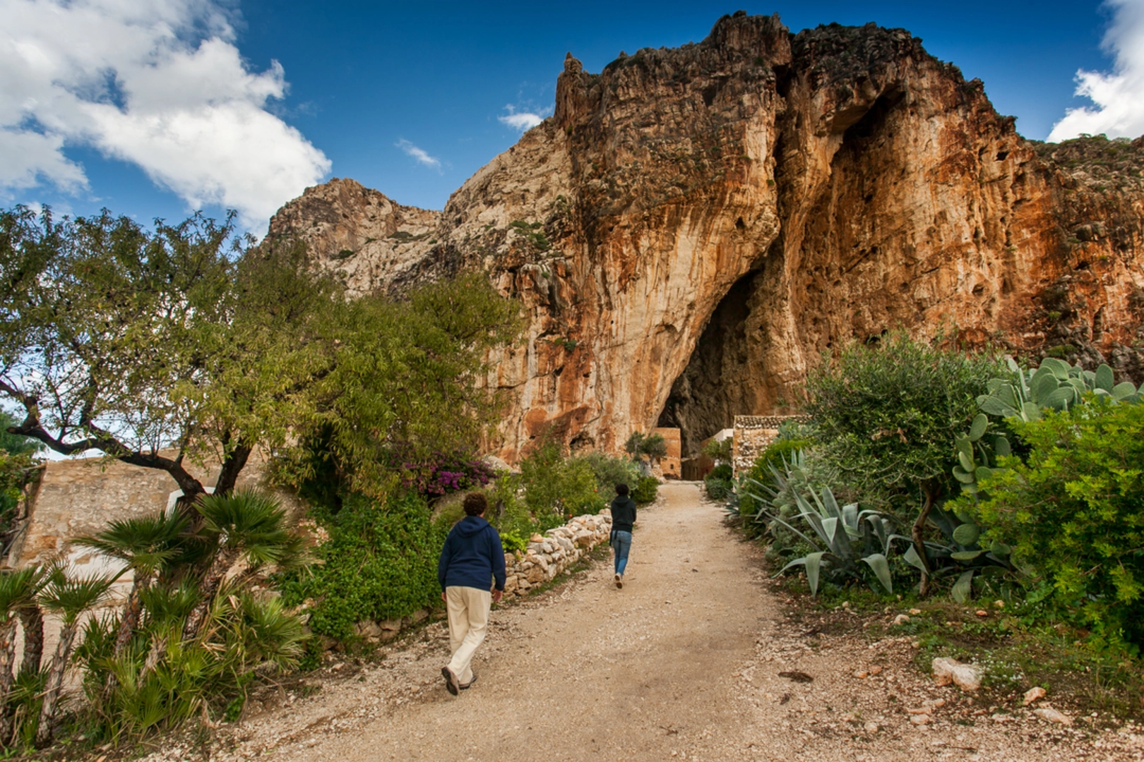 An image depicting the trail Sentiero Italia - Sicily Section and its surrounding area.