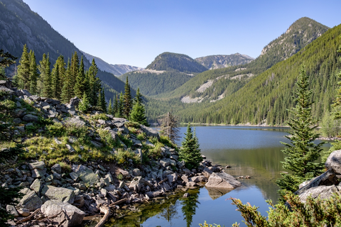 An image depicting the trail Table Mountain from Lava Lake Trail and its surrounding area.