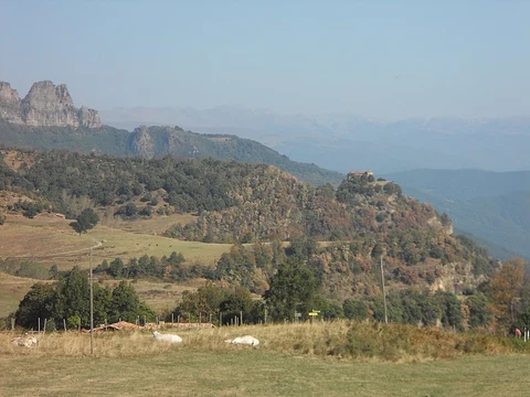 An image depicting the trail Girona - Sant Marti Vell PR C 195 and its surrounding area.