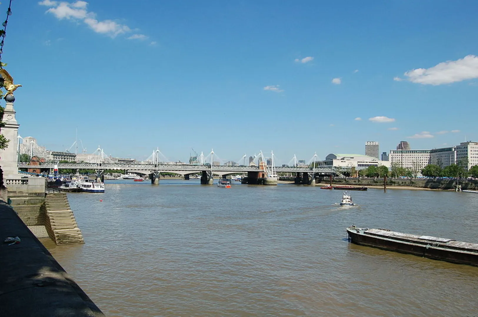 An image depicting the trail River Thames via The Queen's Walk and Sugar Quay Walk and its surrounding area.