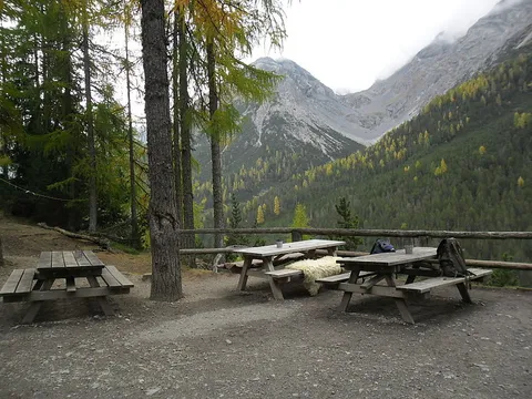 An image depicting the trail Piz Quattervals and its surrounding area.