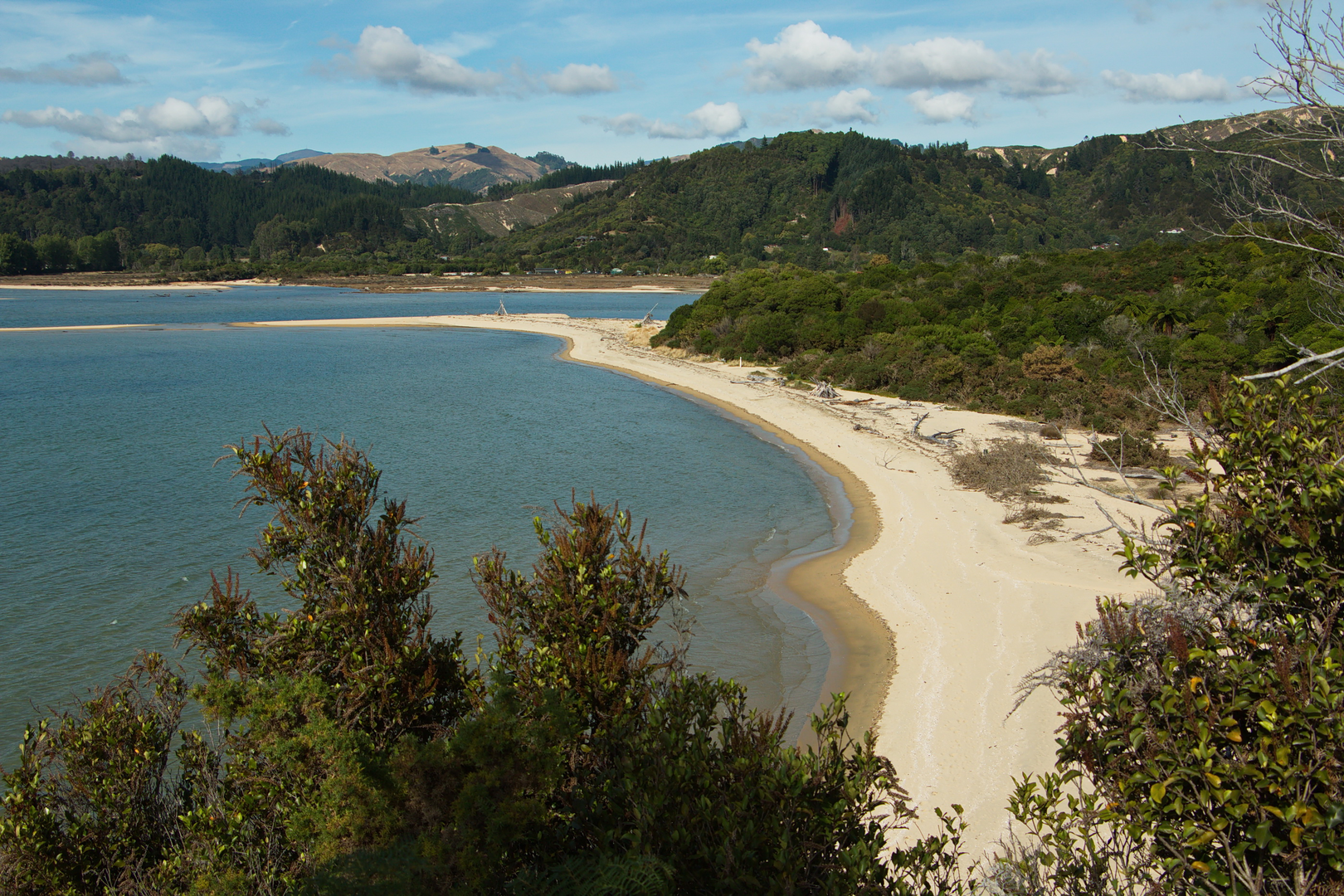 An image depicting the trail Cleopatra's Pool via Abel Tasman Coastal Track and its surrounding area.
