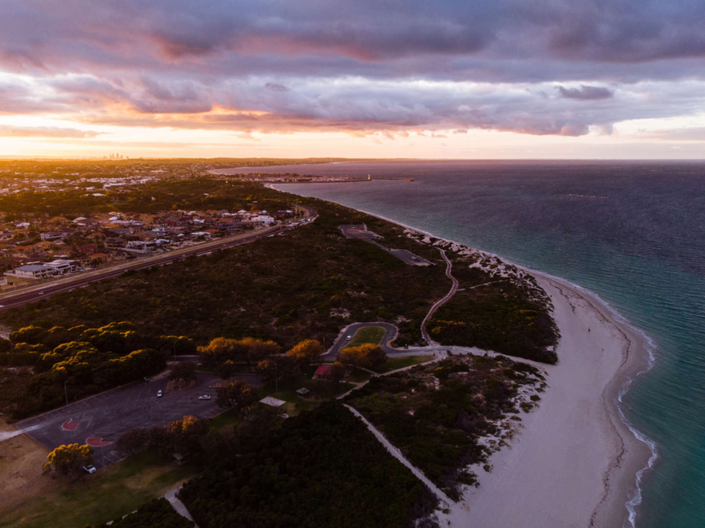 An image depicting the trail Marmion to Burns Beach Walk and its surrounding area.