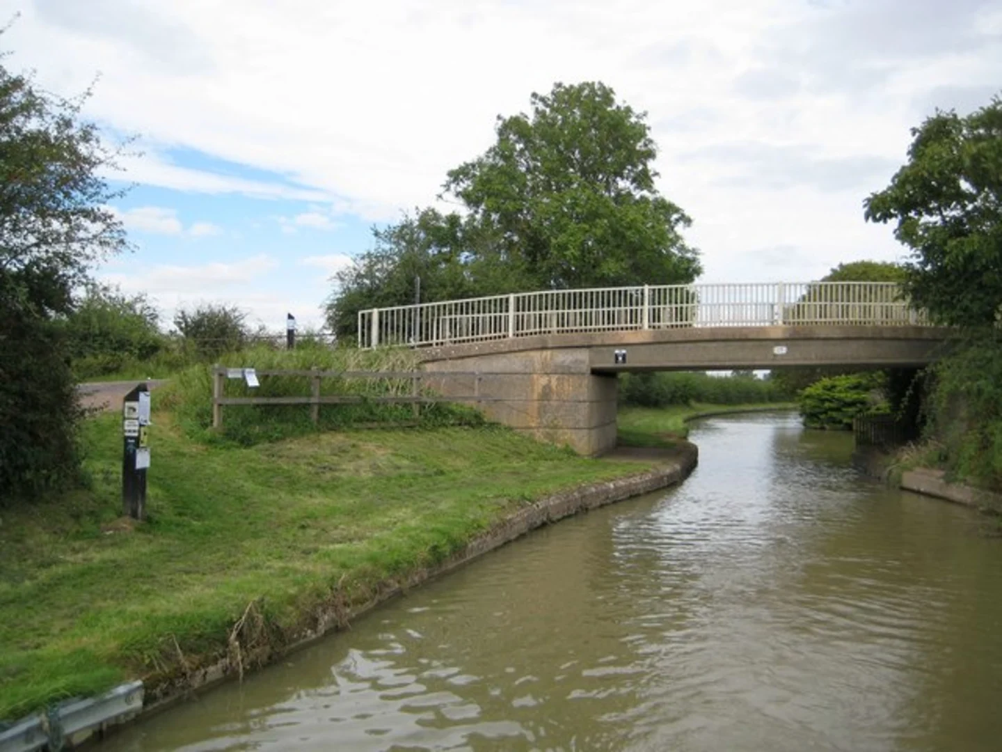 An image depicting the trail Ashlawn Cutting Nature Reserve to Braunston Walk and its surrounding area.