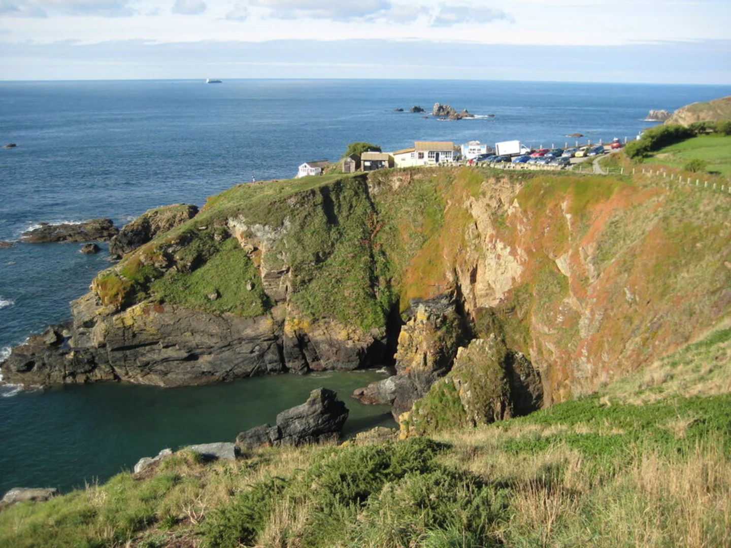 An image depicting the trail Lizard Point to Kynance Cove Walk and its surrounding area.