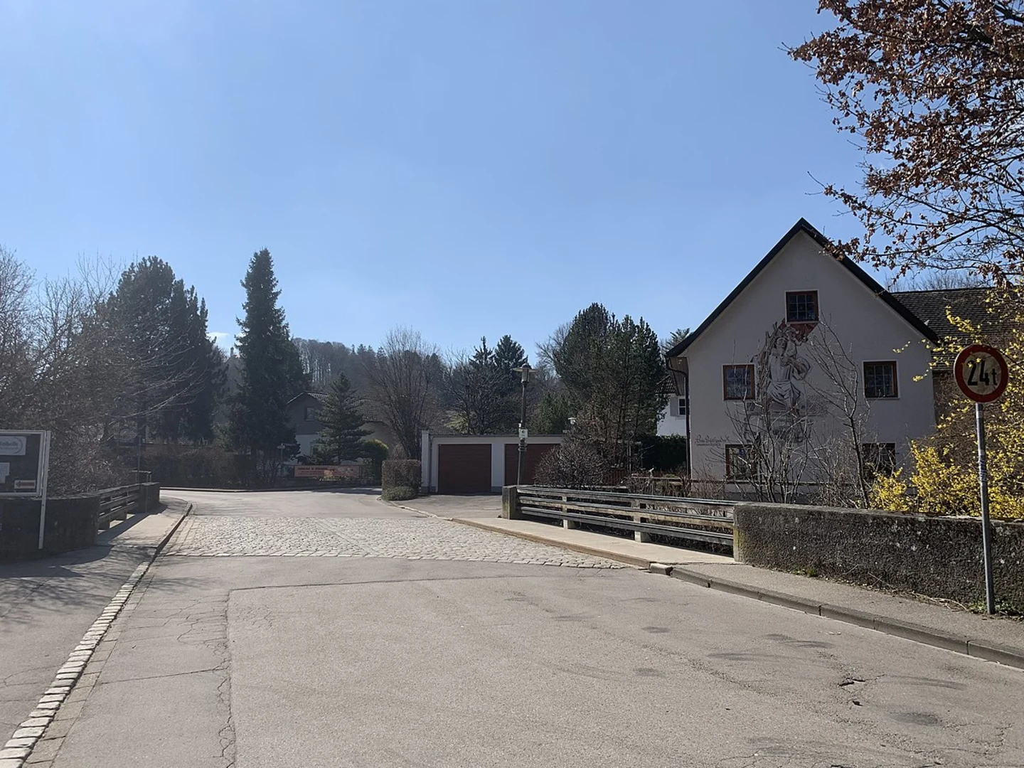 An image depicting the trail Erlebnisbiotope Wasser and Barfusspfad Benediktbeuern via Hochmoorpfad and its surrounding area.