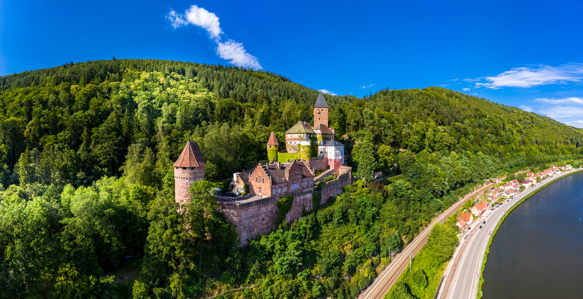 An image depicting the trail Nibelungensteig and its surrounding area.
