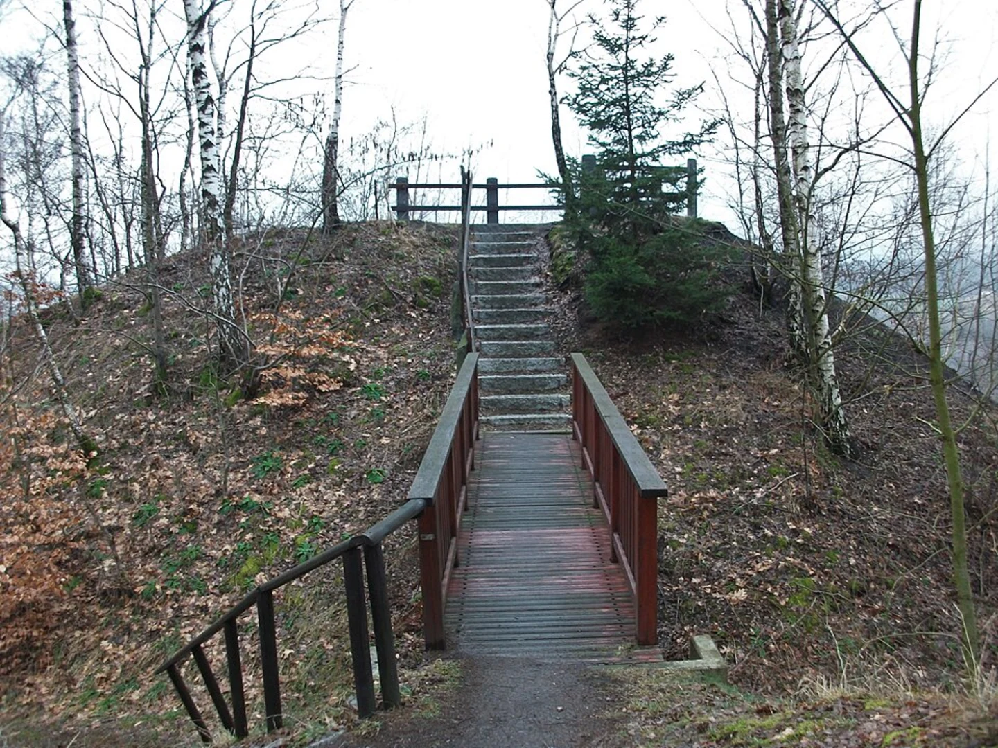 An image depicting the trail Deutschlandschachthalde via Stadtweg Architektur and Bergbauweg Oelsnitz and its surrounding area.