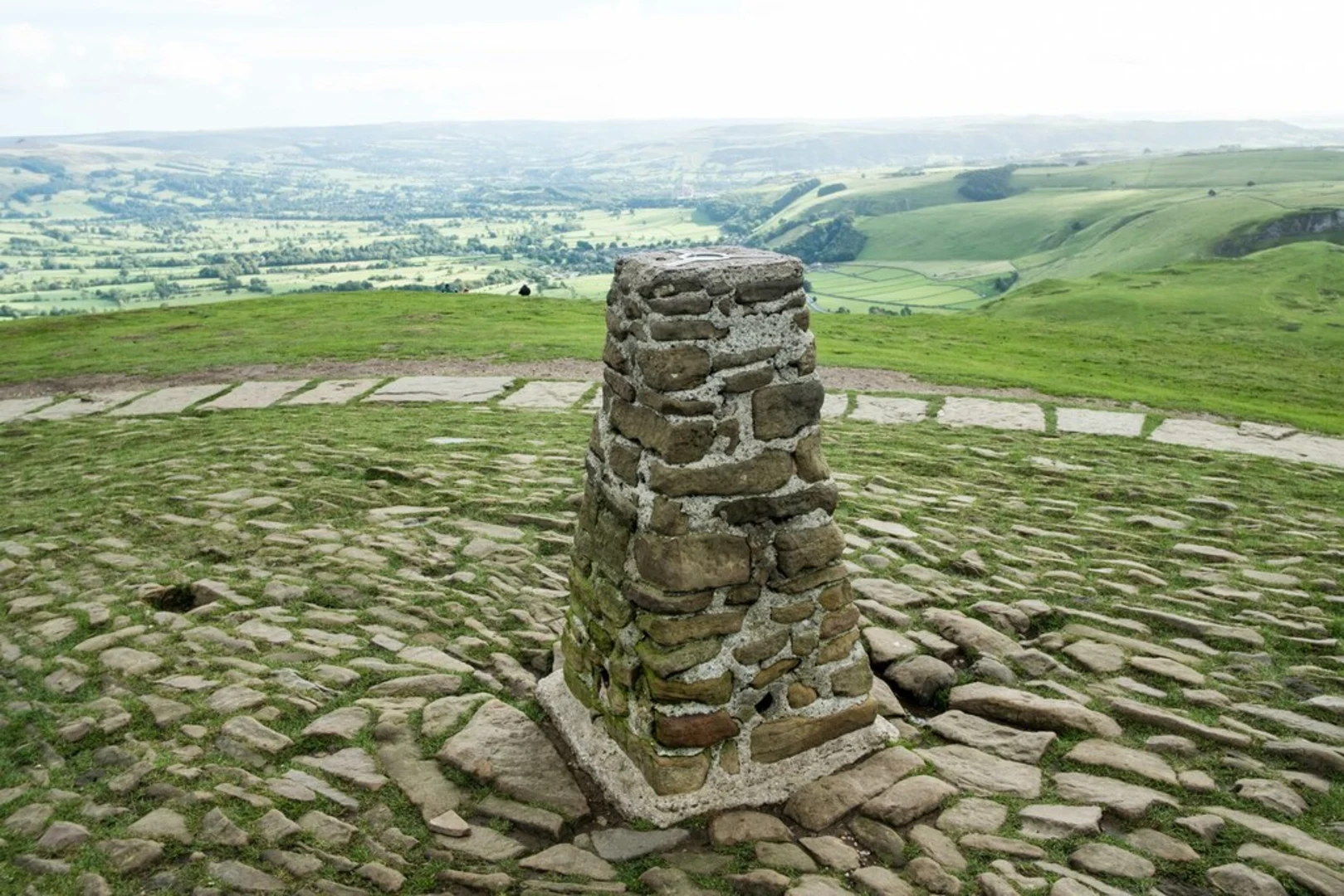 An image depicting the trail Lose Hill and Mam Tor Loop from Castleton and its surrounding area.