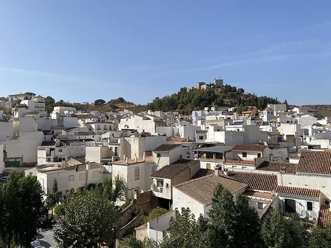 An image depicting the trail Monda - High Road PR A 277 and its surrounding area.