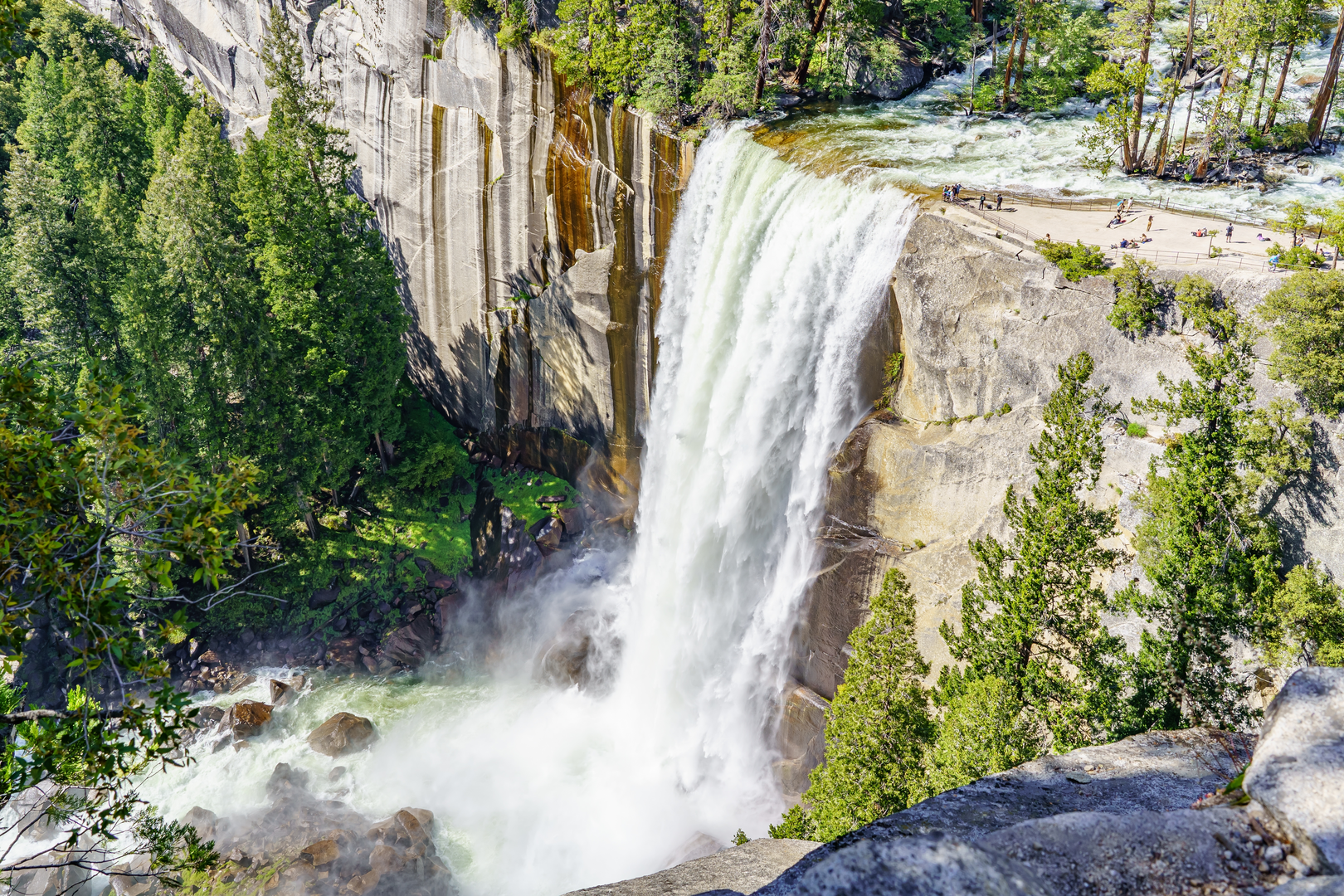 An image depicting the trail Emerald Pool via Mist Trail and its surrounding area.