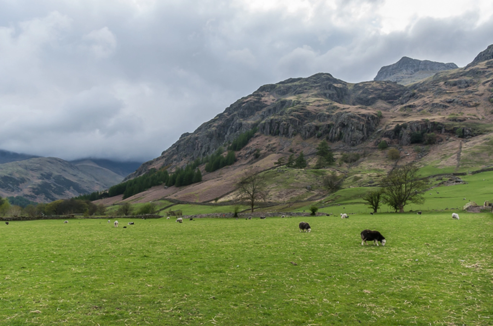 An image depicting the trail Great Langdale Walk and its surrounding area.
