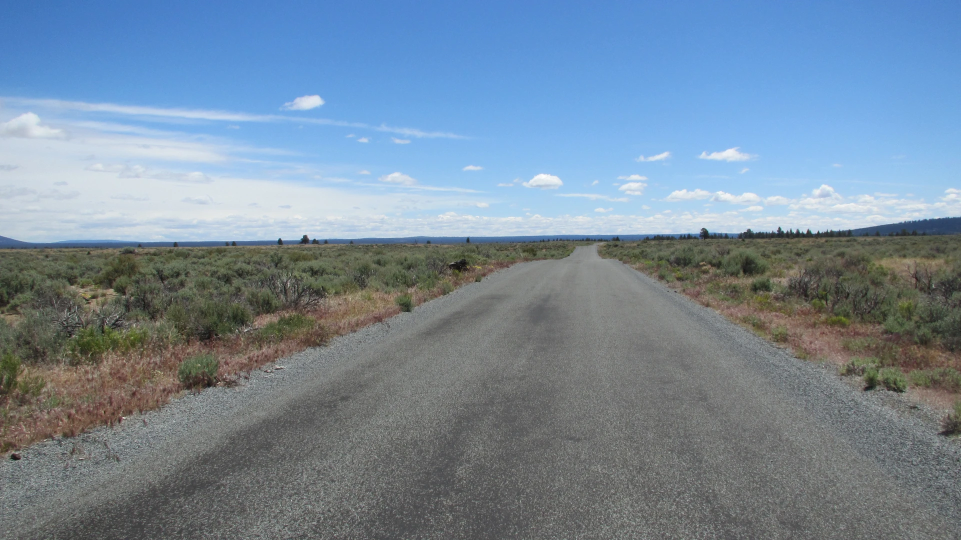 An image depicting the trail Little Sand Butte Loop and its surrounding area.