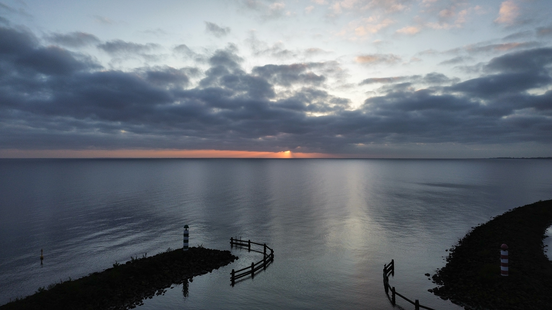 An image depicting the trail Medemblik to Enkhuizen via Ijsselmeer and its surrounding area.