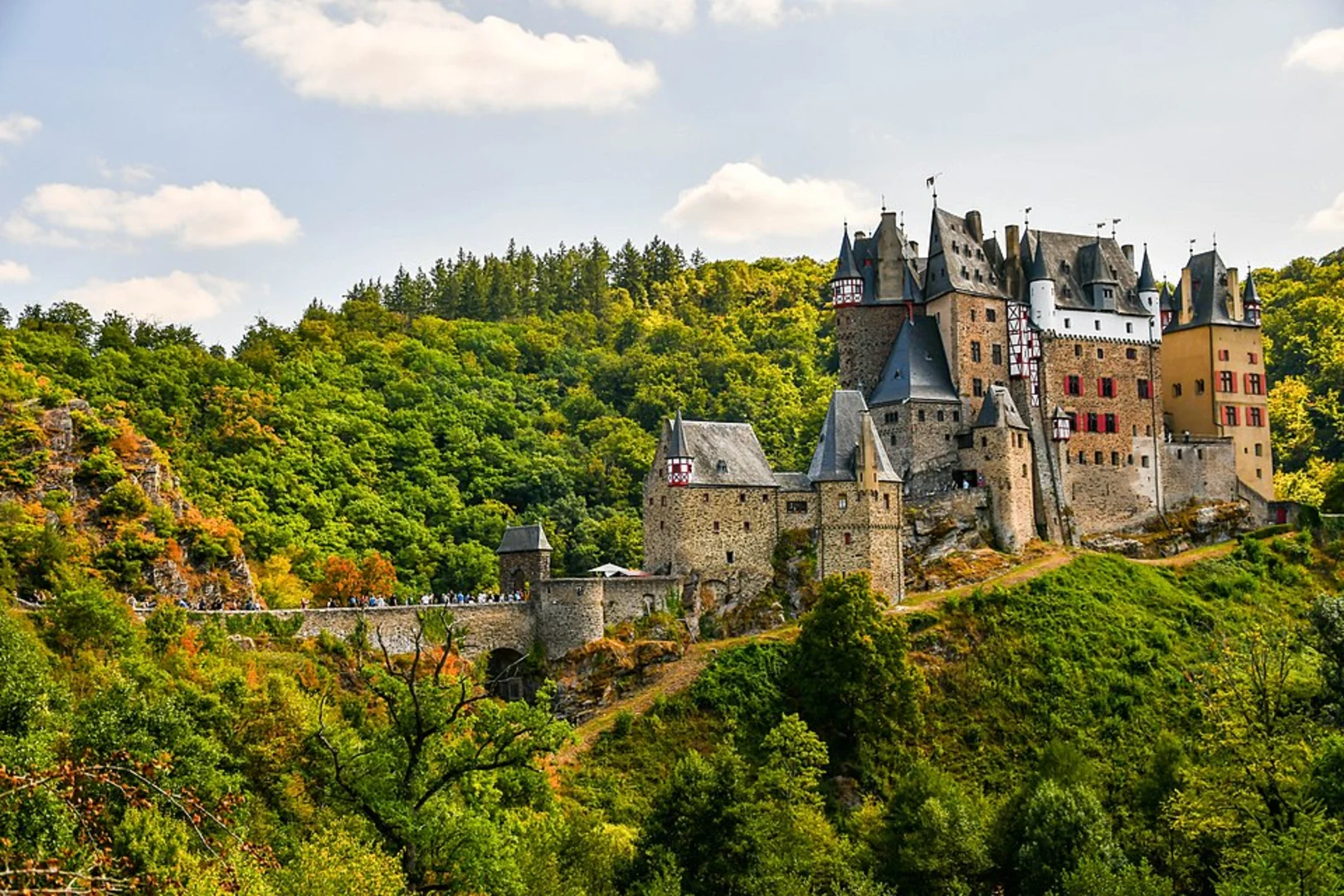 An image depicting the trail Eltz Castle Walk and its surrounding area.