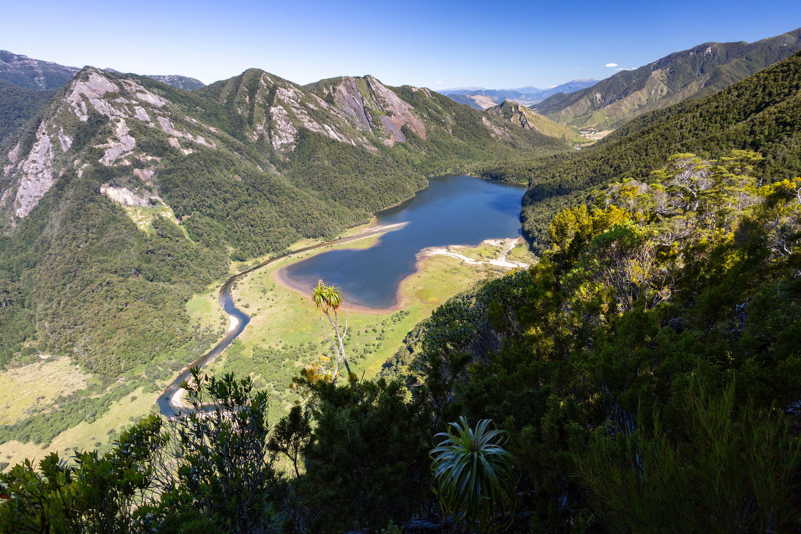 An image depicting the trail Lake Matiri Hut Track and its surrounding area.
