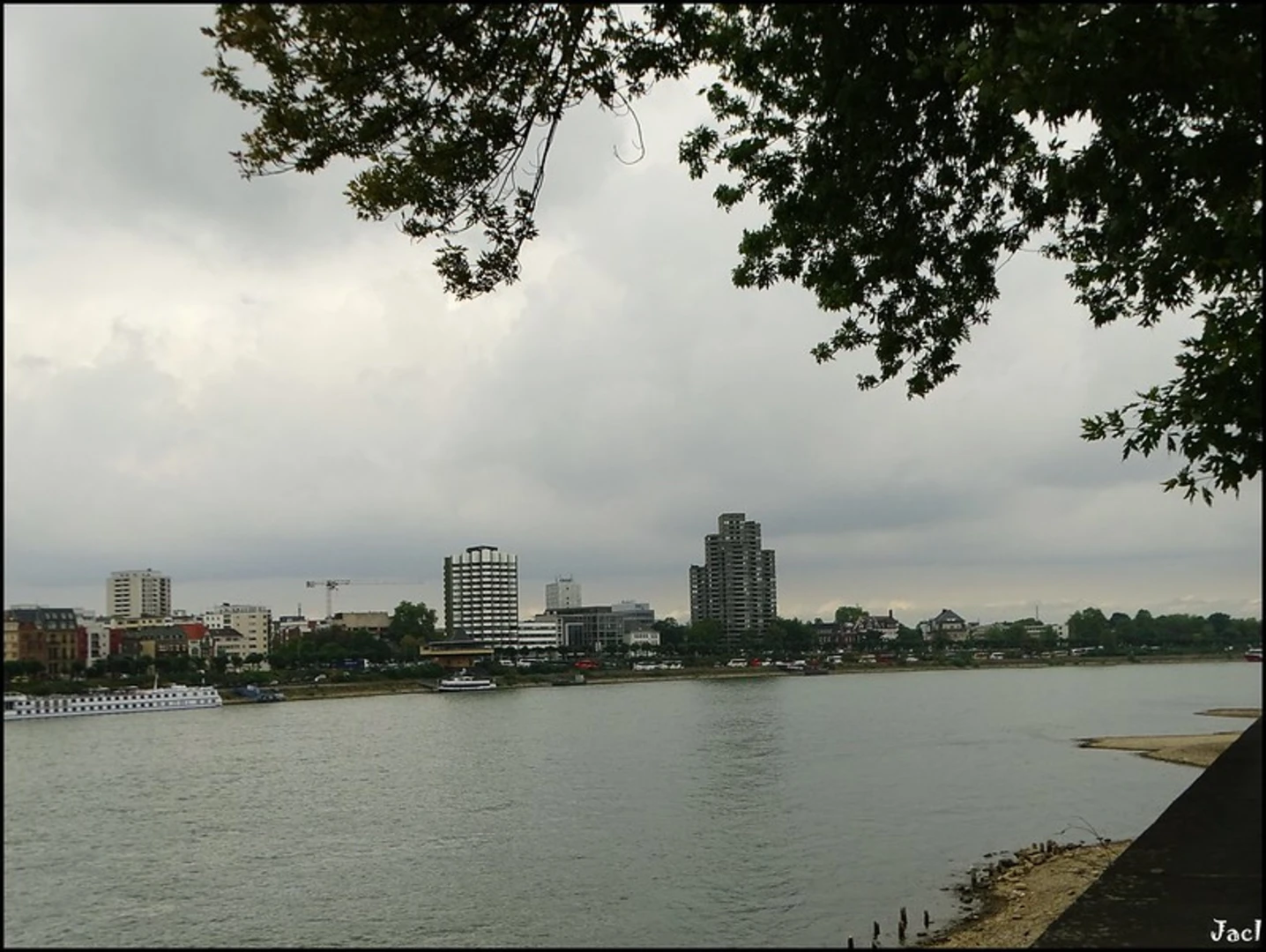 An image depicting the trail Rhein va Kennedy Ufer and Trankgassenwerft and its surrounding area.