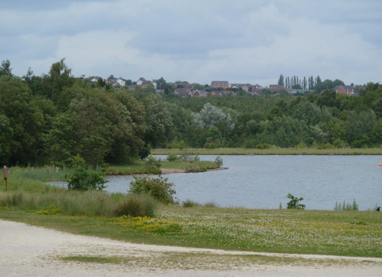 An image depicting the trail Rother Valley Country Park Loop and its surrounding area.