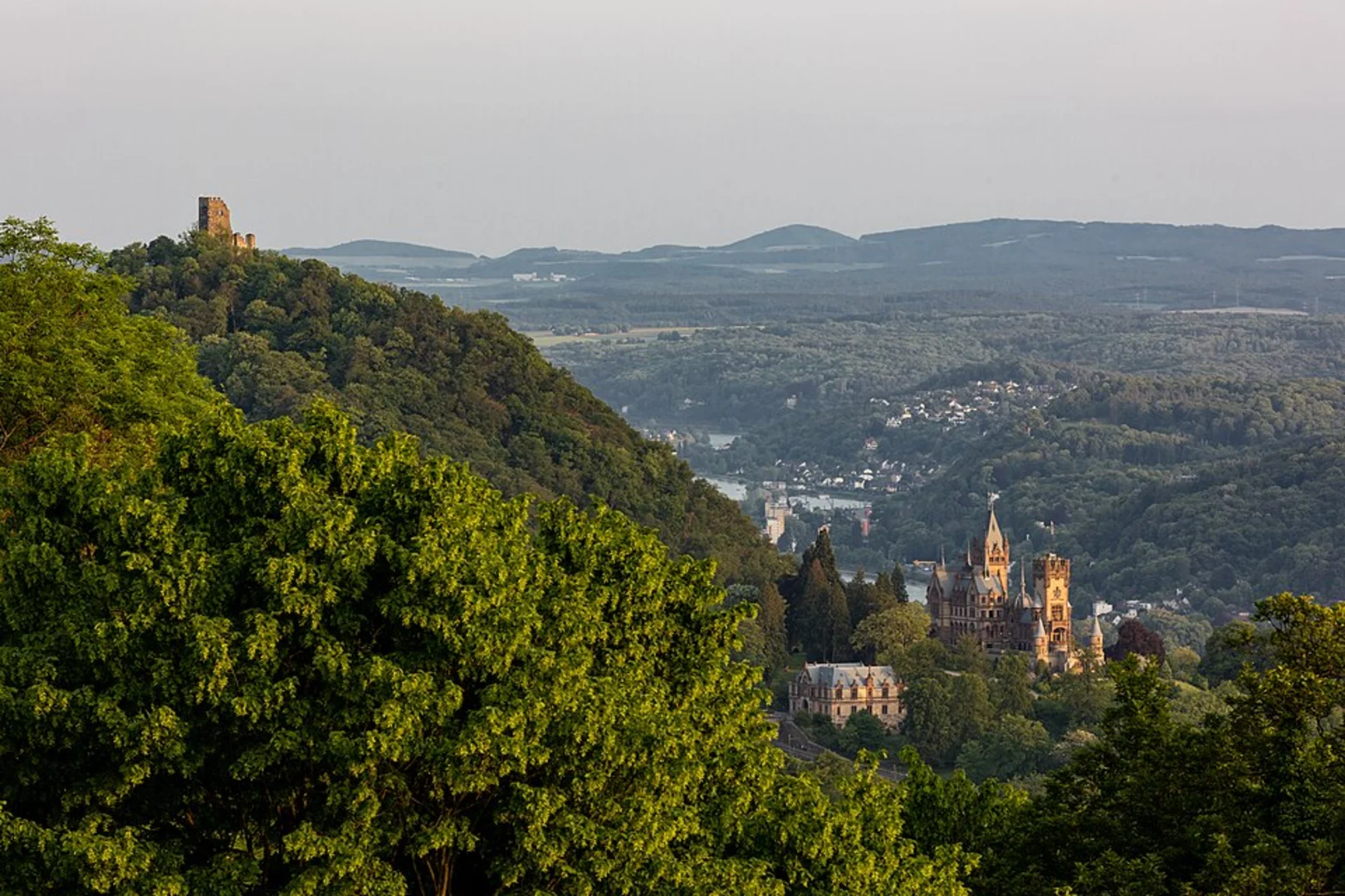 An image depicting the trail Mülhensbrücke via Wanderweg and Beethoven Wanderweg and its surrounding area.
