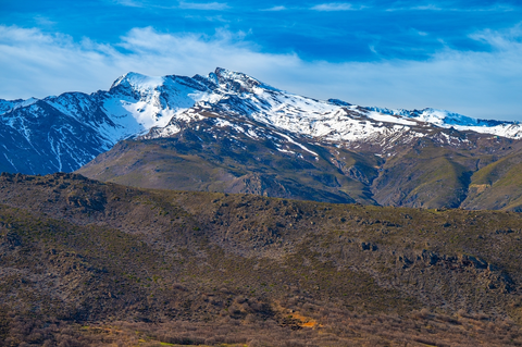 An image depicting the trail Hoya de la Mora - Pico de Veleta and its surrounding area.