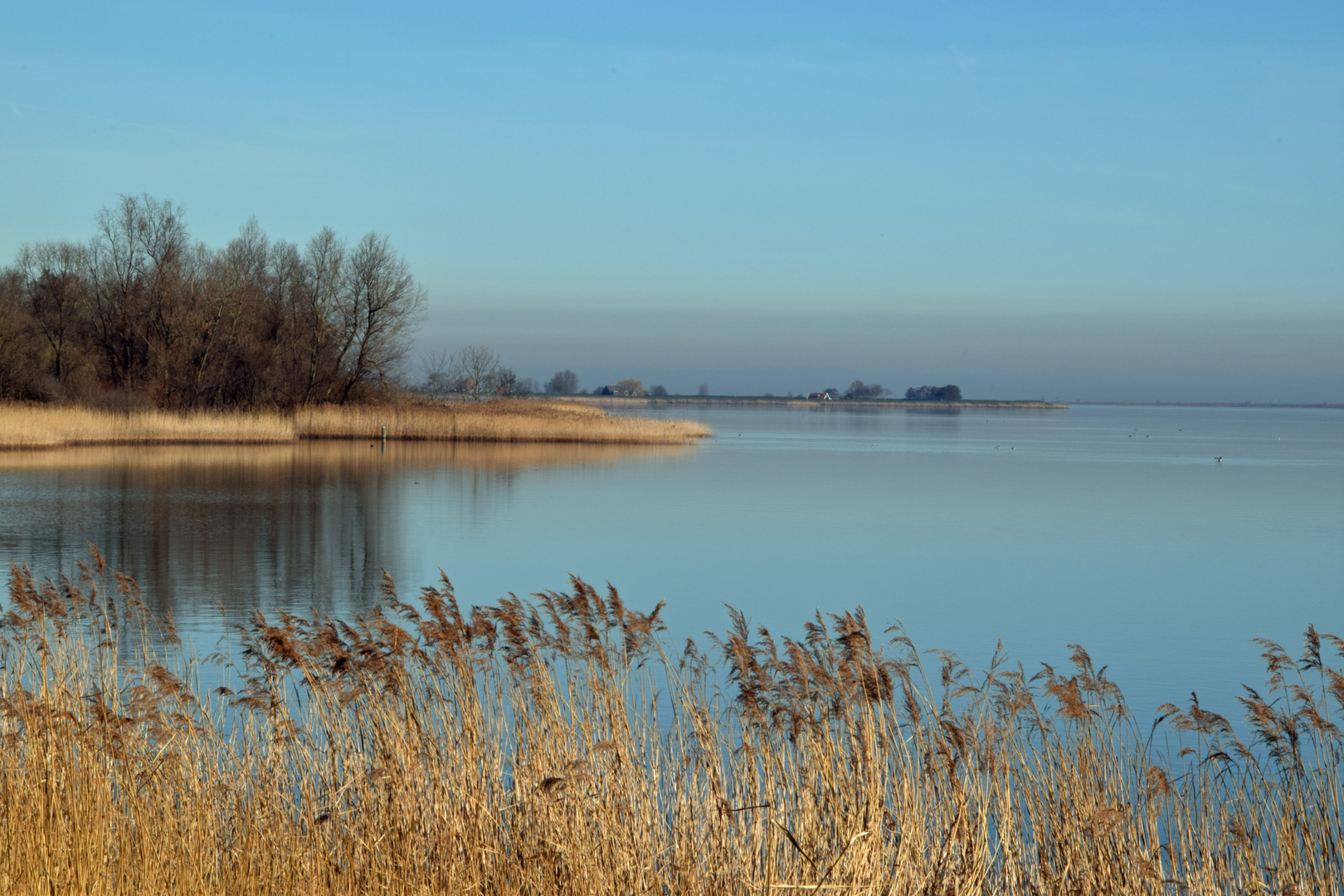 An image depicting the trail Monnickendam to Edam via Gouwzee and its surrounding area.