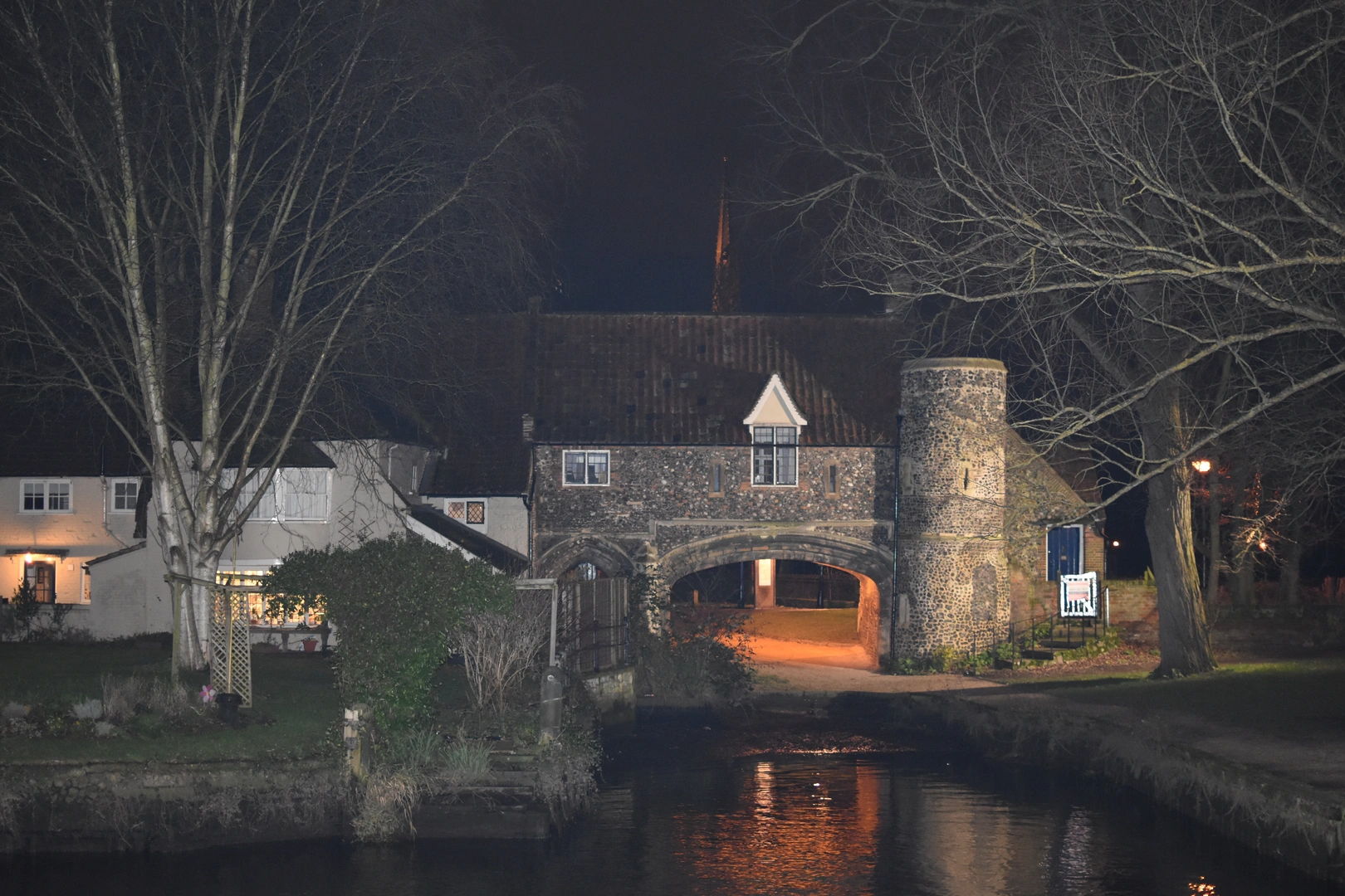 An image depicting the trail Norwich Riverside Walk and its surrounding area.