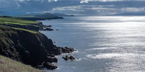 An image depicting the trail Cosan Cuas na nEighe - Dingle and its surrounding area.