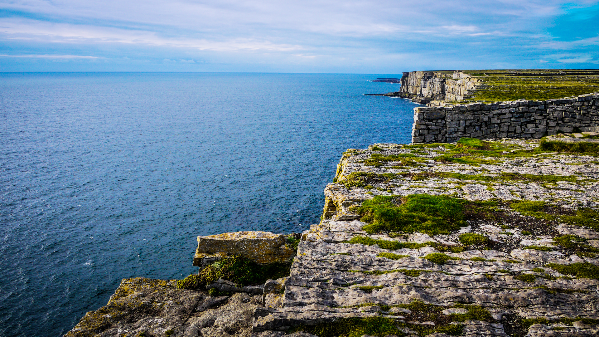 An image depicting the trail Inis Mor - Lub Dun Eochla and its surrounding area.