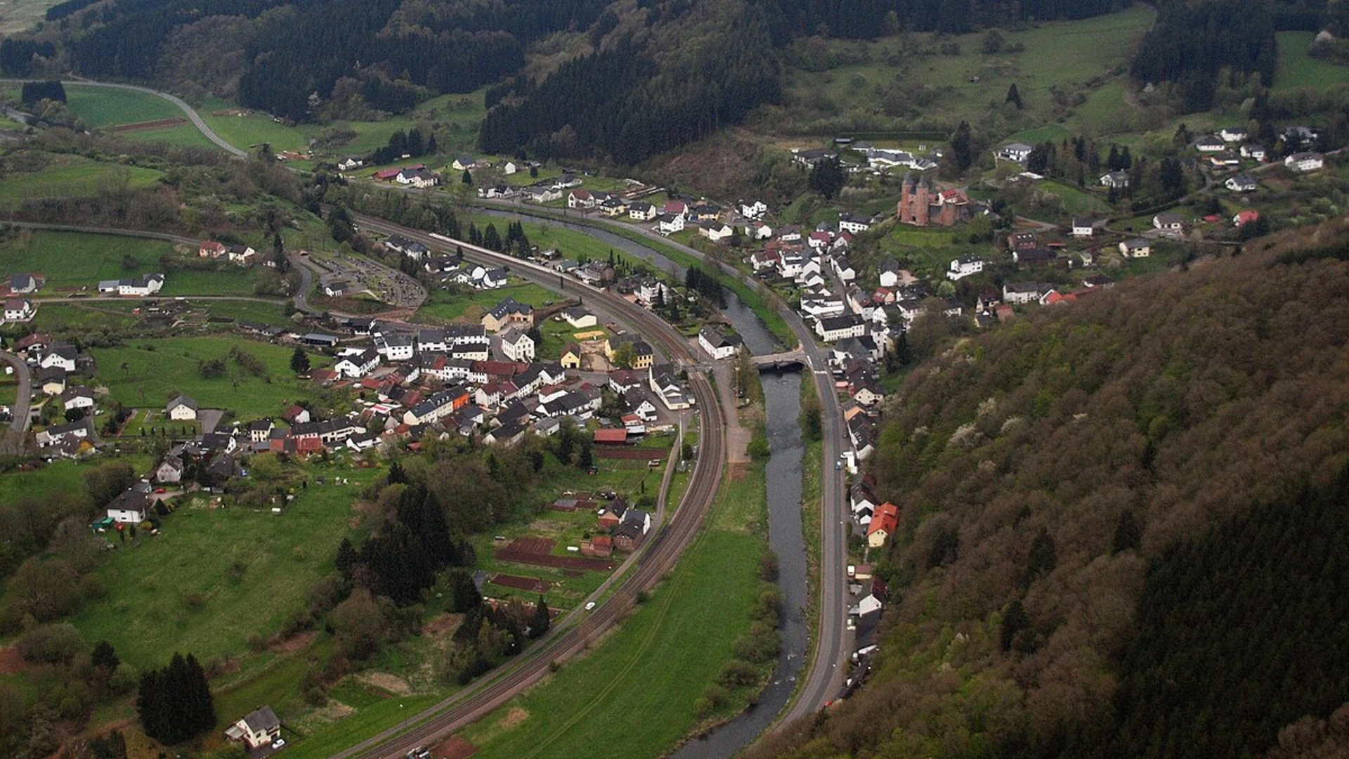 An image depicting the trail Bertrada Route and Felsenweg Loop - Mürlenbach to Birresborn and its surrounding area.