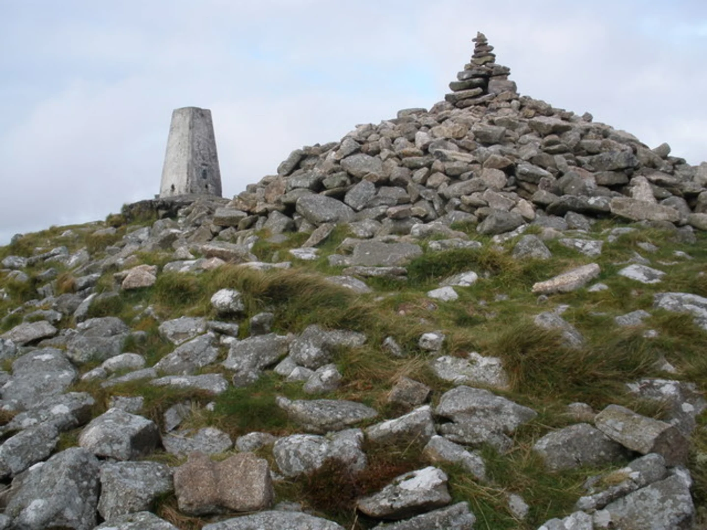 An image depicting the trail Showery Tor, Brown Willy and Little Rough Tor Walk and its surrounding area.