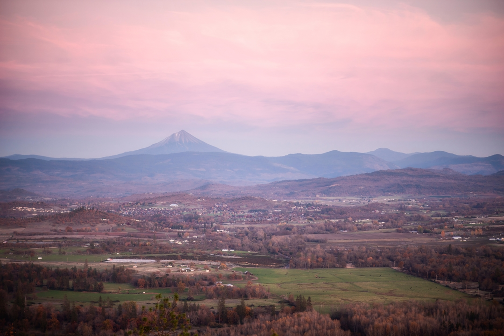 An image depicting the trail Freye Lake via Mount McLoughlin Trail and its surrounding area.