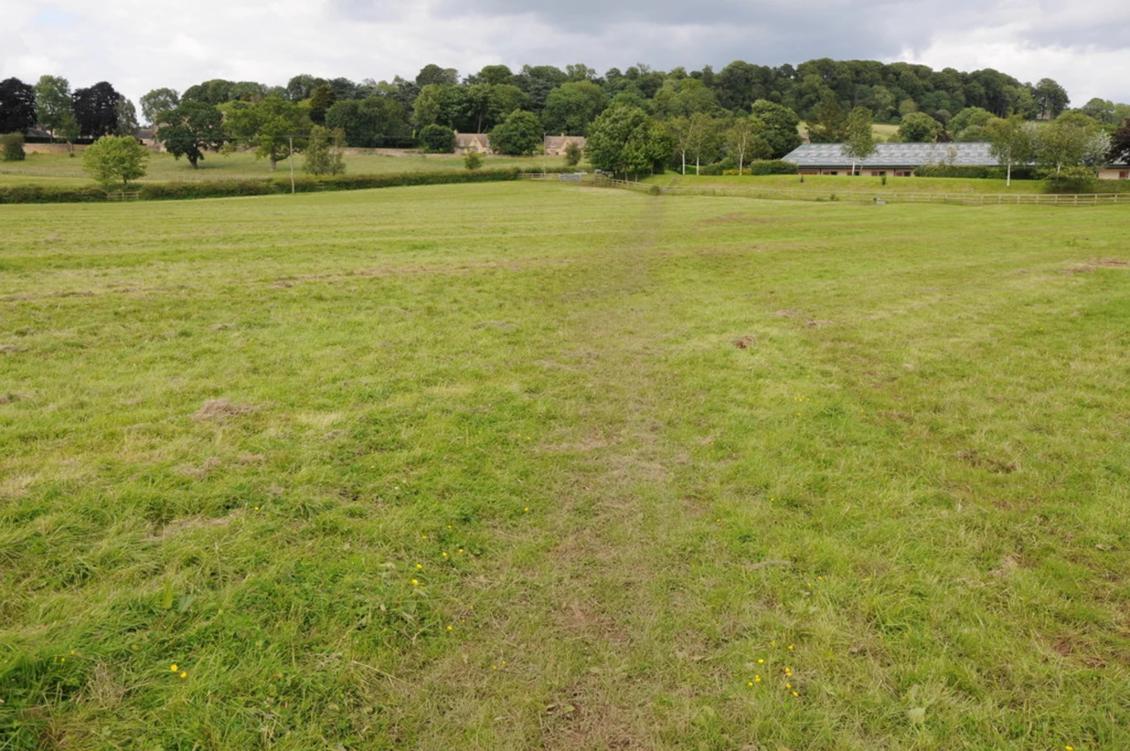 An image depicting the trail Stow-on-the-Wold and its surrounding area.