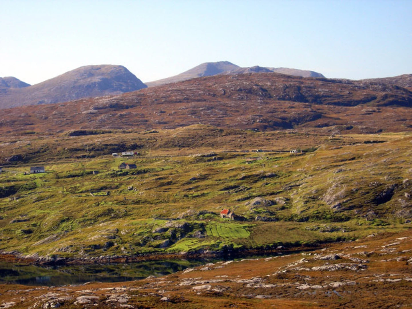 An image depicting the trail Uig Hills Loop via Loch Raonasgail and its surrounding area.
