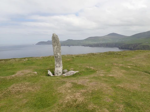 An image depicting the trail Más an Tiompáin via The Dingle Way and its surrounding area.