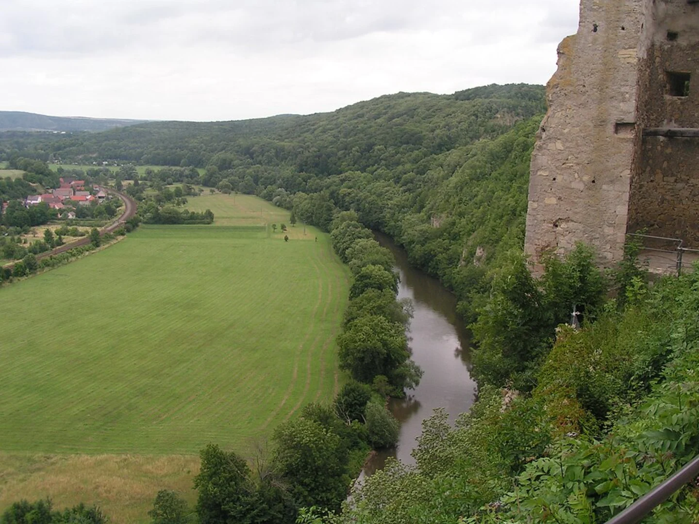 An image depicting the trail Rudelsburgweg and Hermann-Gosewitz-Weg Loop and its surrounding area.