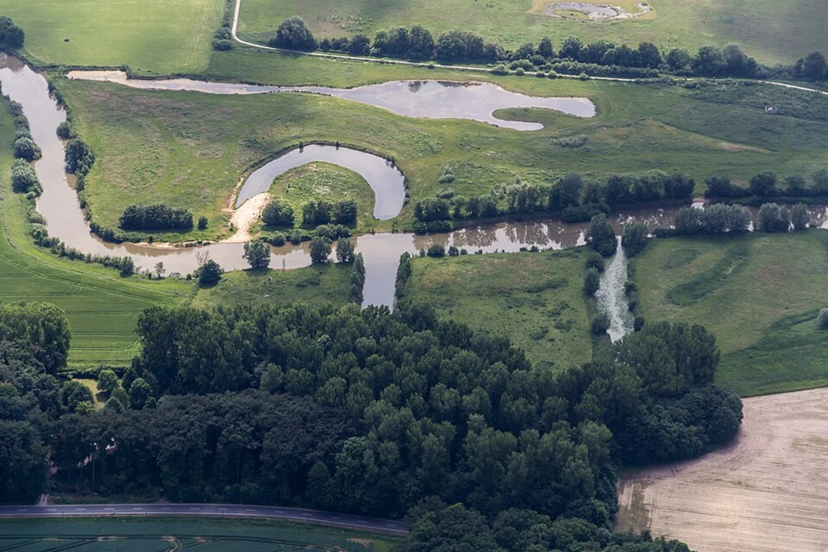 An image depicting the trail Radbodsee and Lippe via Bockum-Hoevel Rundweg A7 and its surrounding area.