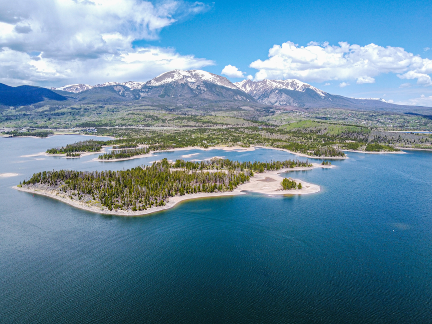 An image depicting the trail Dillon Reservoir Lakeshore Perimeter Trail and its surrounding area.