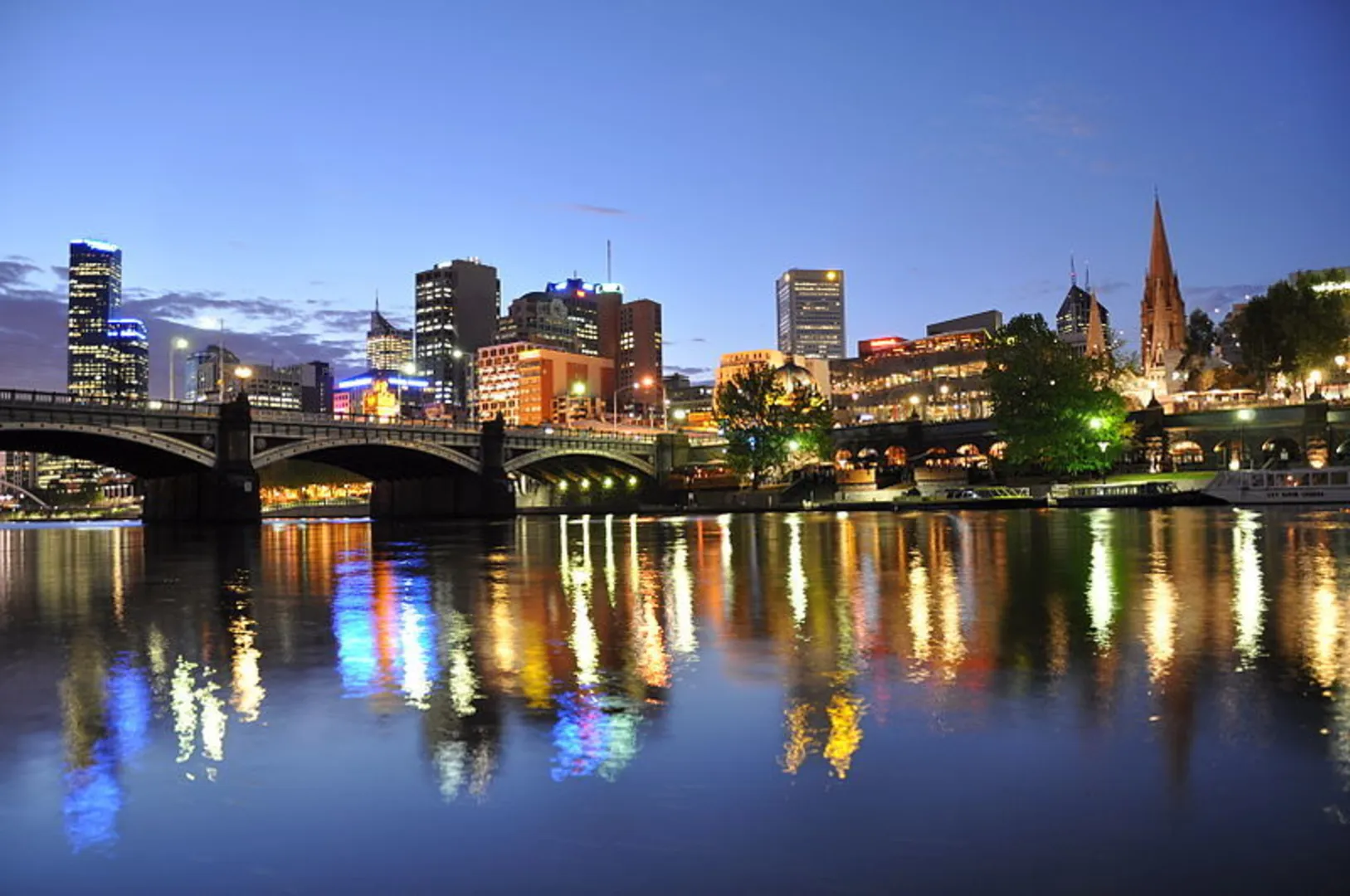 An image depicting the trail Flinders Street to Jolimont Walk and its surrounding area.