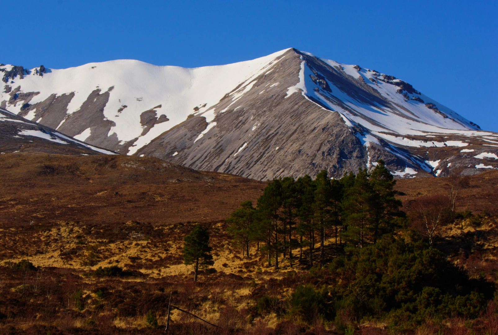 An image depicting the trail Spidean Coire nan Clach - Beinn Eighe and its surrounding area.
