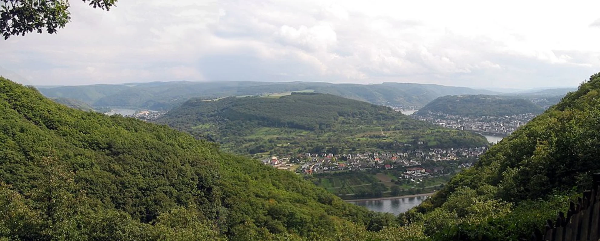 An image depicting the trail Hirschkopf and Vierseenblick Loop via Wanderweg 42 and its surrounding area.