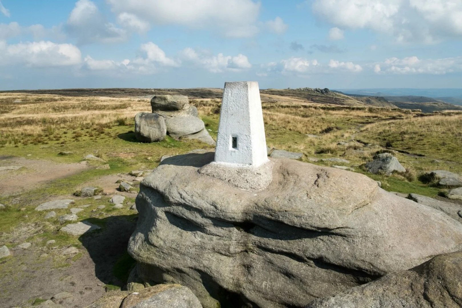 An image depicting the trail Kinder Downfall and Kinder Low from Hayfield and its surrounding area.