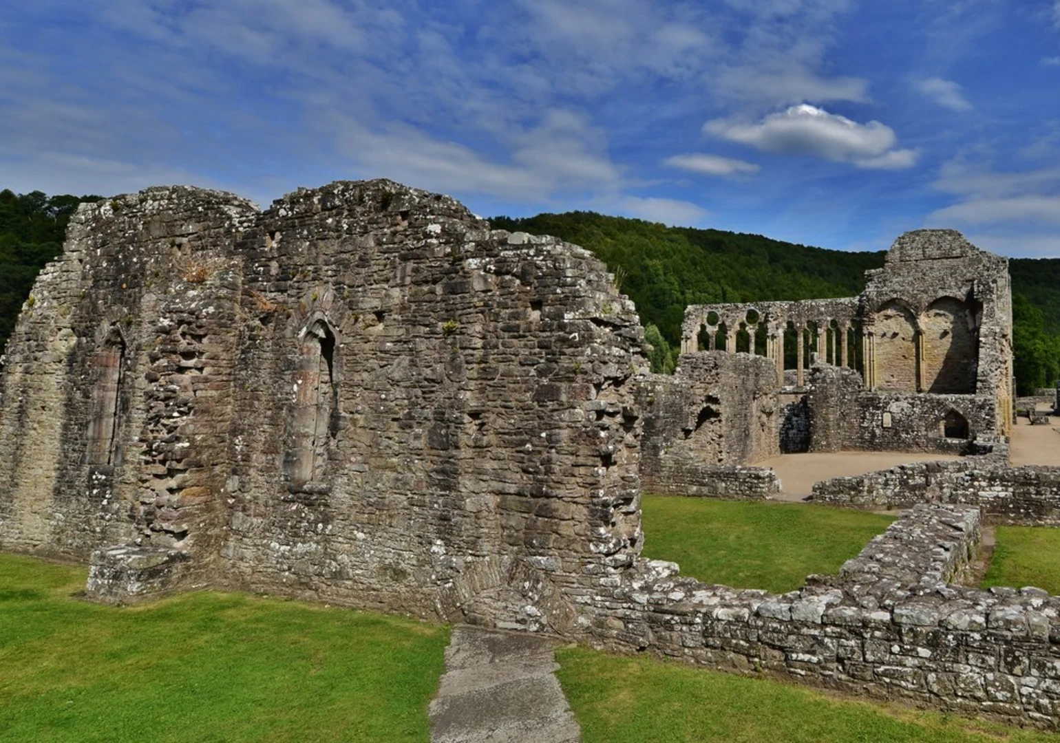 An image depicting the trail Tintern Abbey Loop and its surrounding area.