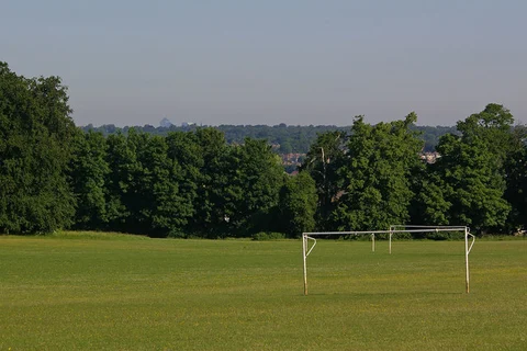 An image depicting the trail Goddington Park Walk and its surrounding area.