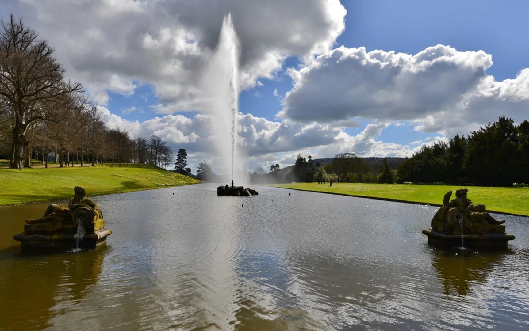An image depicting the trail Chatsworth House Gardens Loop and its surrounding area.