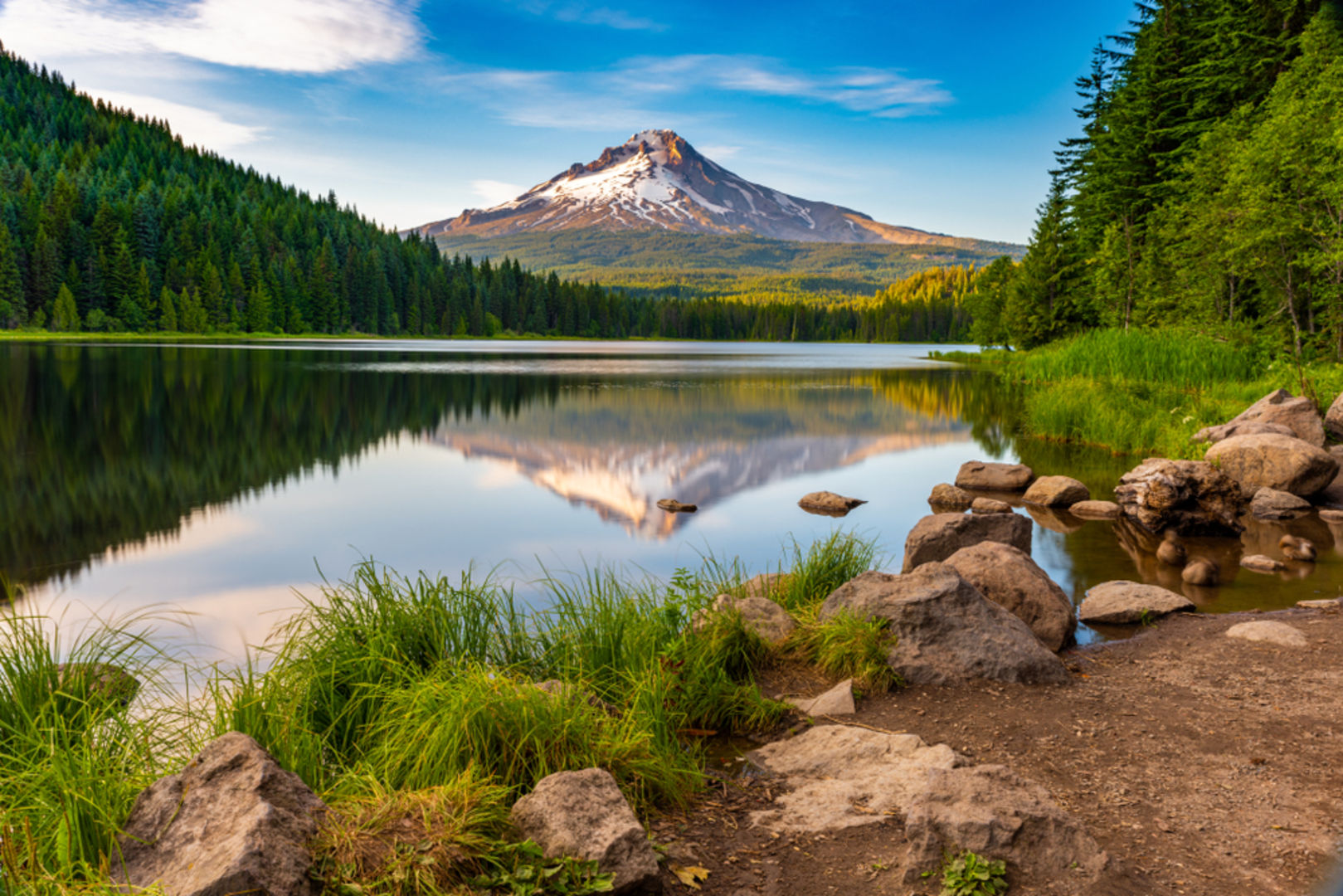 An image depicting the trail Trillium Lake Loop Trail and its surrounding area.